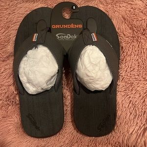 Grundens mens flip flops size 8